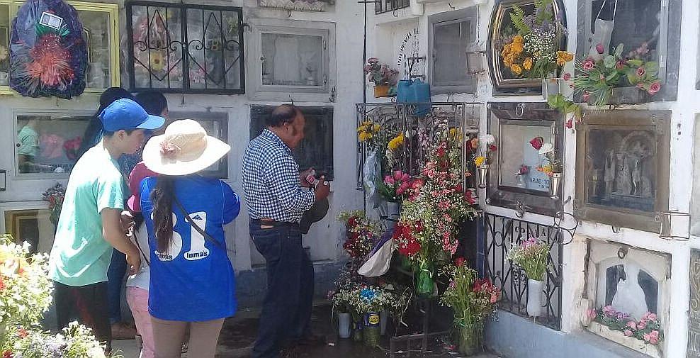 Todos los Santos: Familias ofrecen alimentos por las almas de sus difuntos (VIDEO)
