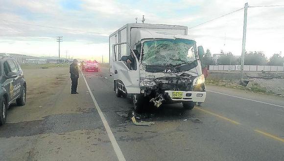 Dos heridos dejó choque entre camion y auto boliviano en la via Puno-Juliaca