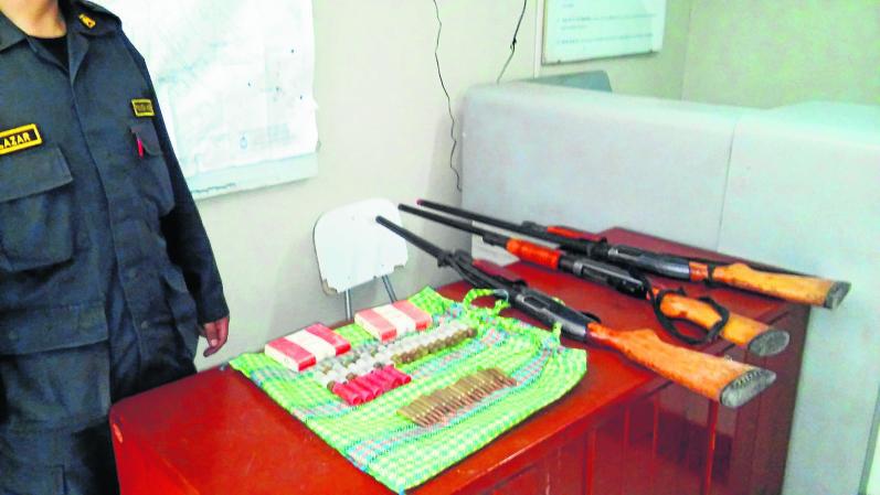 En vivienda escondían escopetas y municiones 