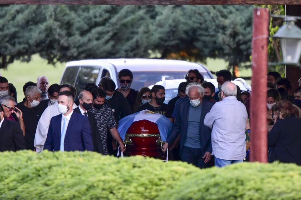 Los restos de Maradona fueron trasladados en un cortejo fúnebre desde la Casa Rosada, donde se realizó un velatorio público por unas 11 horas. (Foto: AFP)