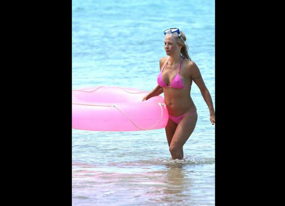 Pamela Anderson lució cuerpazo en pequeño bikini  
