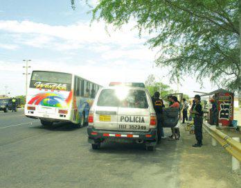 Interceptan ómnibus en cruce "El trébol"