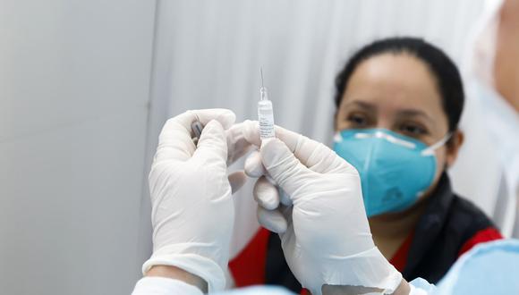 La segunda dosis de la vacuna contra el COVID-19 será aplicada en el mismo centro de vacunación en el que recibió la primera dosis. Las dos dosis son necesarias. (Foto: Andina)