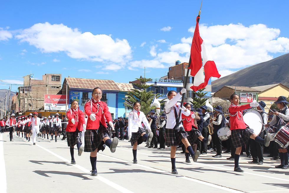 ​Niños visten camiseta peruana y escolta luce de rojo y blanco en desfile (FOTOS)