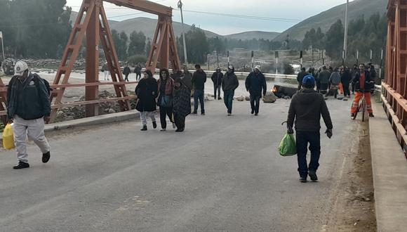 Pasajeros se ven obligados a realizar largas caminatas para desplazarse de Huaraz a Lima. (Foto: Cátac Noticias)