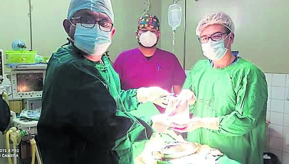 La paciente, de 23 años, debía ser intervenida de urgencia, por lo que galenos del nosocomio realizaron por primera vez exitoso procedimiento. (Foto: Difusión)