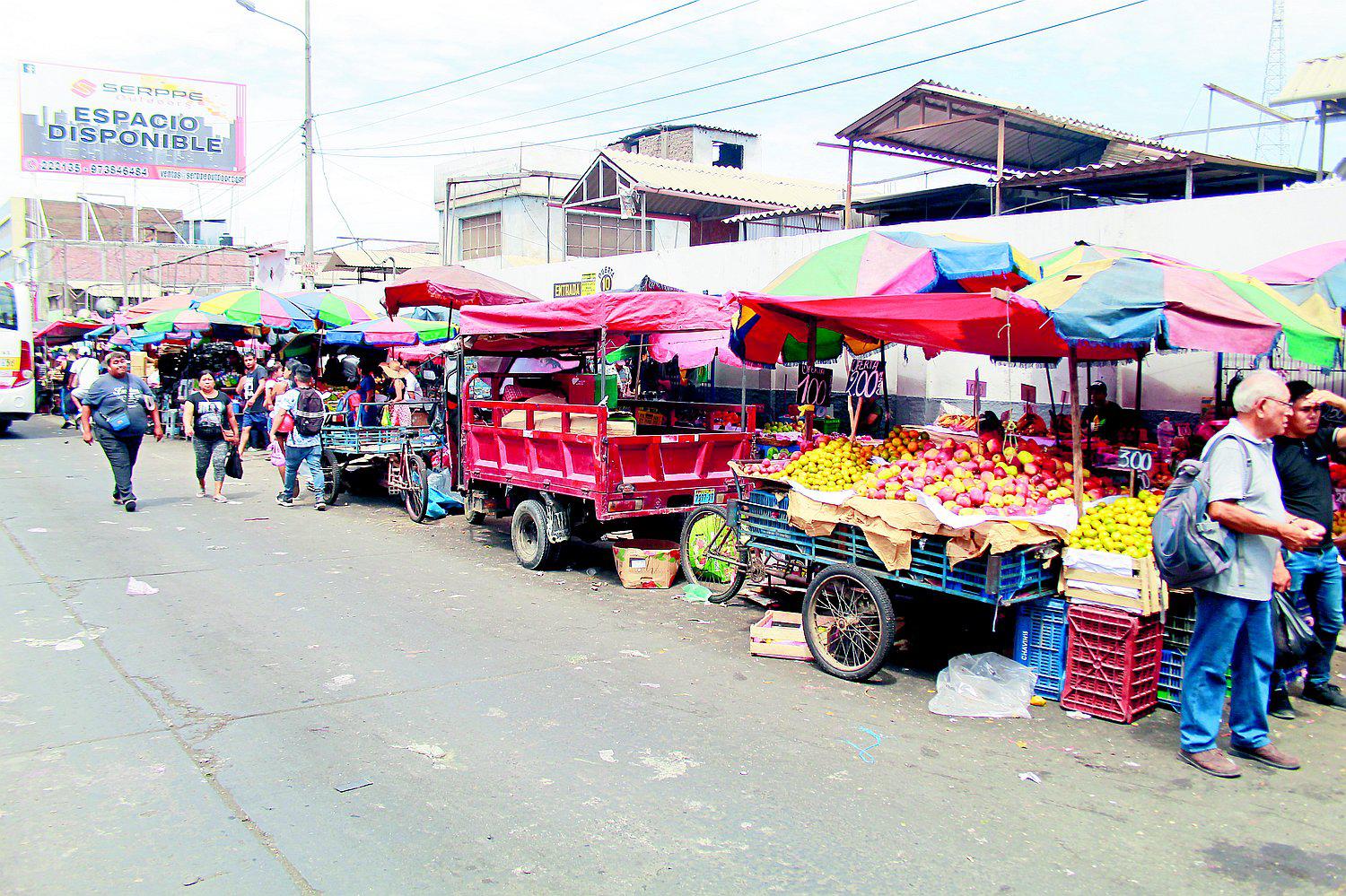 Vendedores ambulantes invaden los alrededores del Mercado Zonal Palermo 
