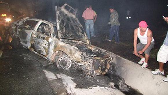 Chofer se salva de milagro tras incendiarse su vehículo 