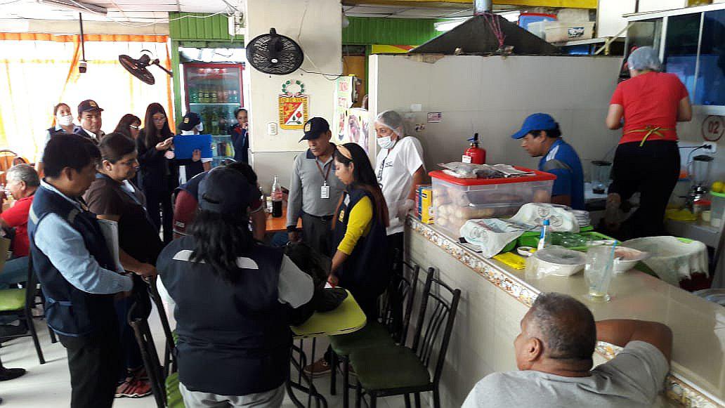 Puesto de comida del Mercado Central era nido de cucarachas