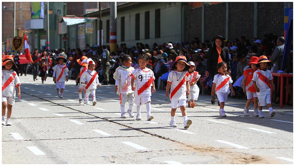 ​Fiebre de selección también llegó a desfile por aniversario de Chilca (FOTOS)