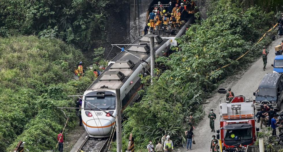 Esta foto muestra a los rescatistas en el lugar donde un tren descarriló dentro de un túnel en las montañas de Hualien, en el este de Taiwán, el 2 de abril de 2021. (Sam Yeh / AFP).