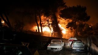 Incendio forestal en Atenas se descontrola y alcanza las primeras casas