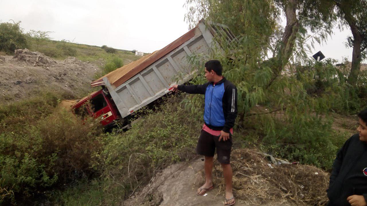 Conductor queda ileso tras despistar su volquete cargado de arena