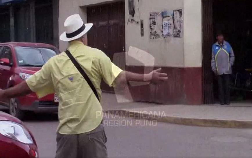 Facebook: Turista dirige el tránsito ante caos vehicular en Juliaca (VIDEO)