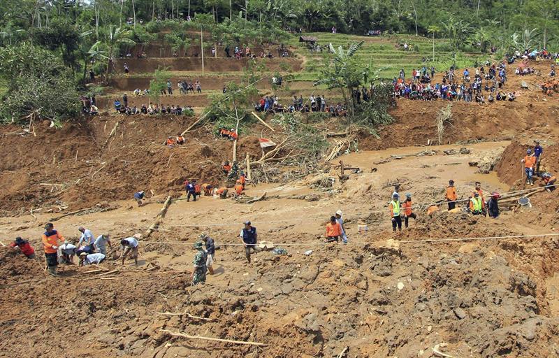 Indonesia: Avalancha de tierra deja 51 muertos