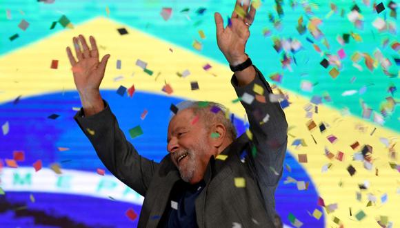 El precandidato presidencial brasileño por el izquierdista Partido de los Trabajadores y expresidente Luiz Inacio Lula da Silva saluda a sus seguidores durante un mitin político en Brasilia, el 12 de julio de 2022. (Foto de EVARISTO SA / AFP)