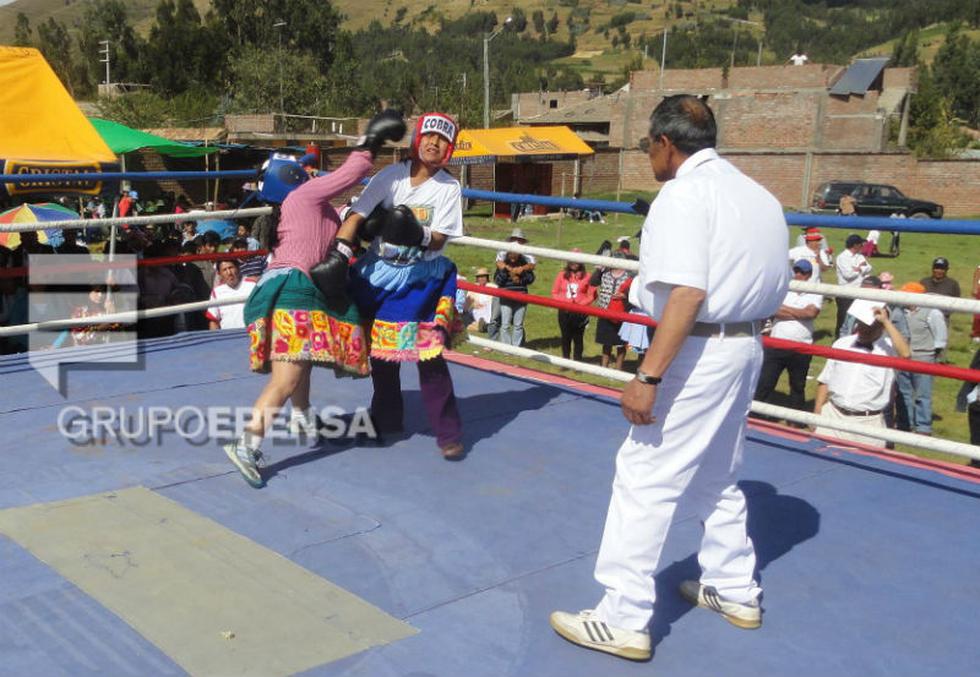 Wamblas se enfrentan con guantes y polleras 