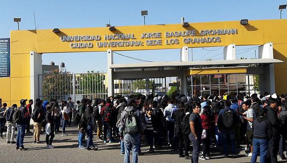 Se registraron concentraciones de personas en la universidad pública de Tacna. (Foto: Archivo GEC)