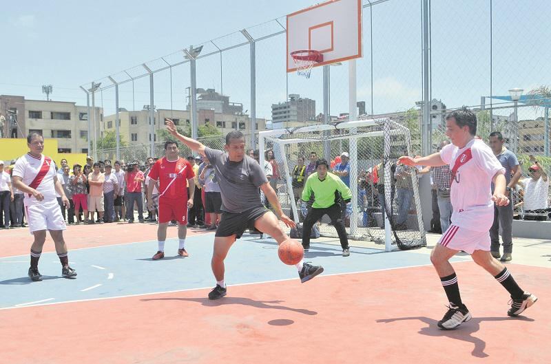 Ollanta Humala juega fulbito con sus ministros y se da un chapuzón en piscina