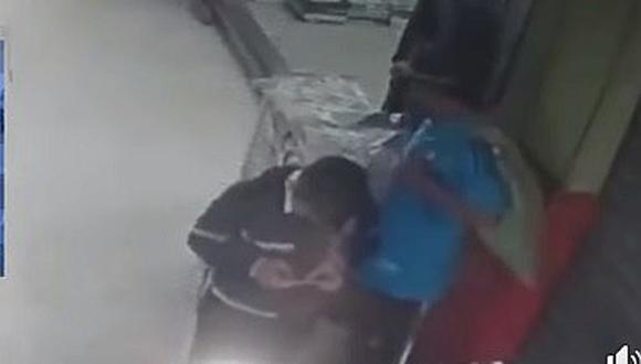 Hombre utiliza a un escolar para robar camisas de una galería 