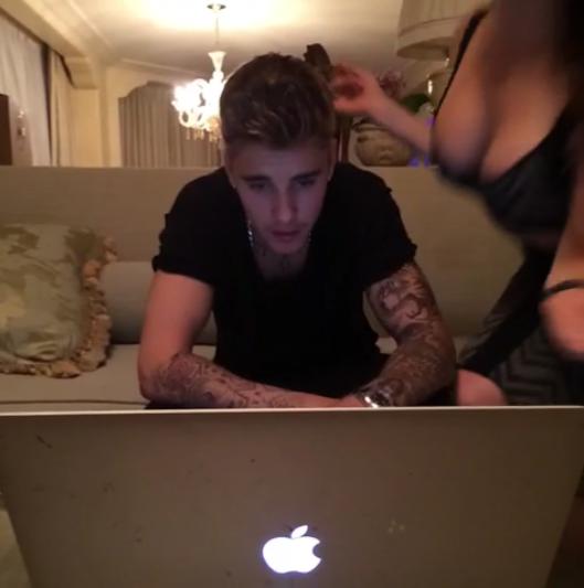 Justin Bieber ignora a conejita de Playboy para promocionar su propia red social