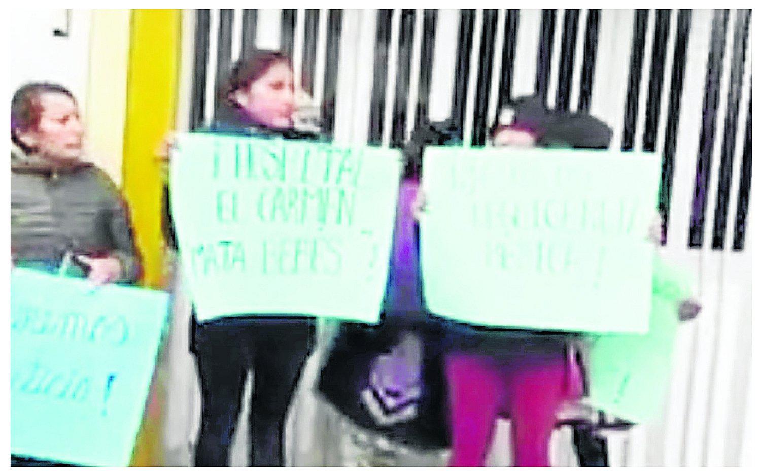 ​Con protesta, familia acusa presunta negligencia por muerte de un nonato