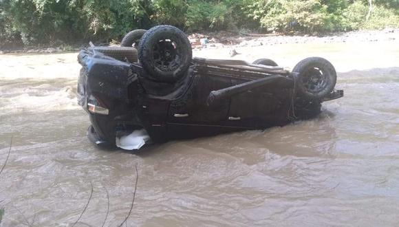 Los efectivos de la comisaría de San Juan del Oro encontrando el vehículo en medio río. (Foto: Difusión)