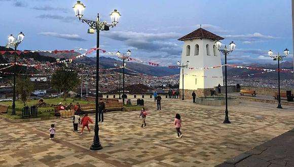 Impulsan turismo nocturno en la Plaza Santa Ana de Cusco