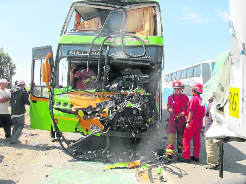 Chofer de bus interprovincial muere al chocar con camión