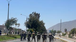 Fuerzas Armadas y policías ayudan a desbloquear vías en Arequipa (FOTOS)