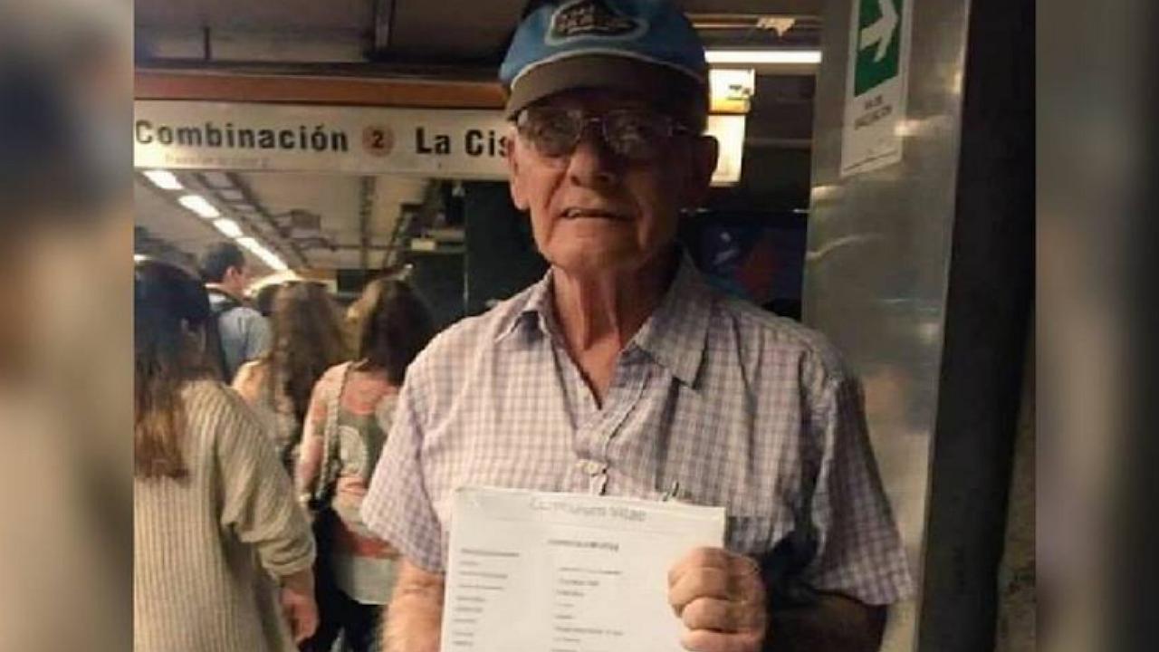 Con currículum en mano un abuelito sordo de 79 años pide trabajo urgente para vivir
