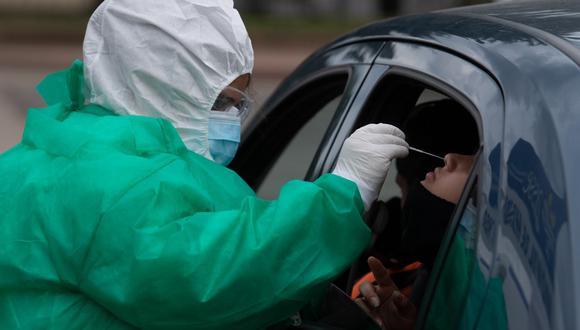 Una persona se somete a una prueba de PCR para COVID-19 en una instalación de pruebas instalada frente al Congreso de Uruguay, en Montevideo, el pasado 18 de diciembre de 2020, en medio de la pandemia del nuevo coronavirus. (Pablo PORCIUNCULA / AFP)