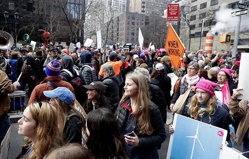 ​Miles participan en "Marcha de las Mujeres" contra Donald Trump (FOTOS Y VIDEO)