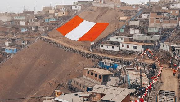 Según detalló la Municipalidad de Comas, la bandera mide 30 metros de ancho x 40 m de alto, y está colocada en una zona donde residen más de 500 familias.