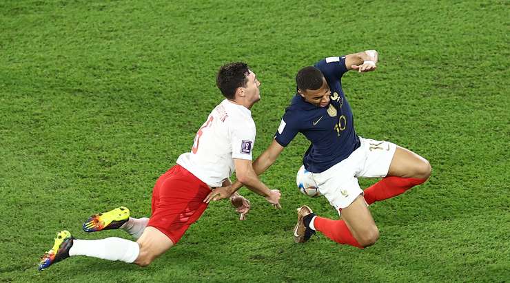 Mbappé recibió una fuerte falta cuando estaba listo para anotar por su velocidad (VIDEO)