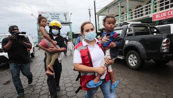Miembros de la Defensa Civil ayudan a evacuar a niños en el puerto de Blufields antes de la llegada de la tormenta tropical Bonnie al pueblo de Bluefields, Nicaragua el 1 de julio de 2022. (Foto: OSWALDO RIVAS / AFP)