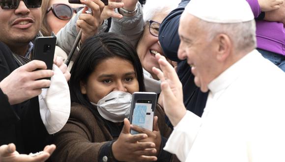El papa Francisco saluda a los fieles el pasado 26 de febrero. (EFE/EPA/MAURIZIO BRAMBATTI).