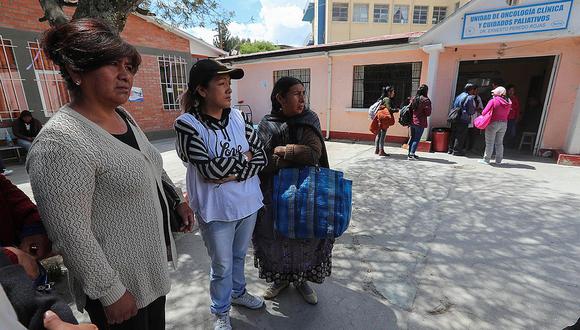 Enfermos sin fuerzas no pueden llegar a hospitales de Bolivia por bloqueos (FOTOS)