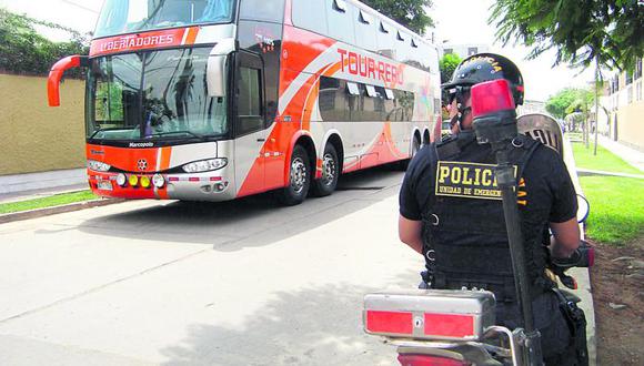 Asaltan a seis policías en bus interprovincial