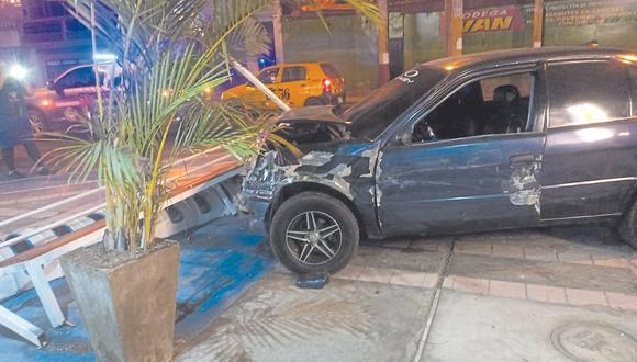 Chofer arrolla a mujeres de nacionalidad venezolana y se estrella contra estacionamiento de bicicletas de restaurante.