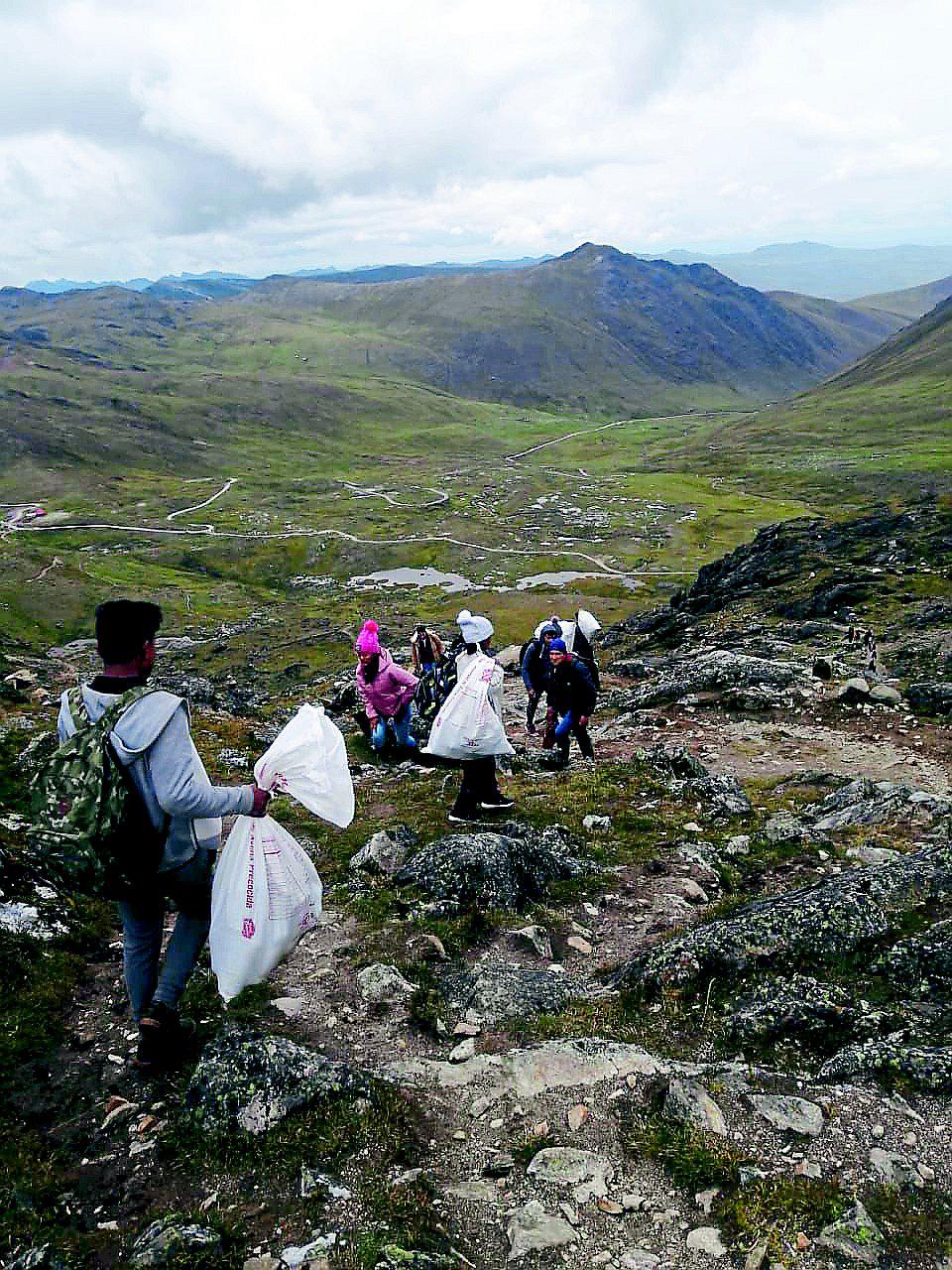 Recogen 8 toneladas de basura del nevado Huaytapallana