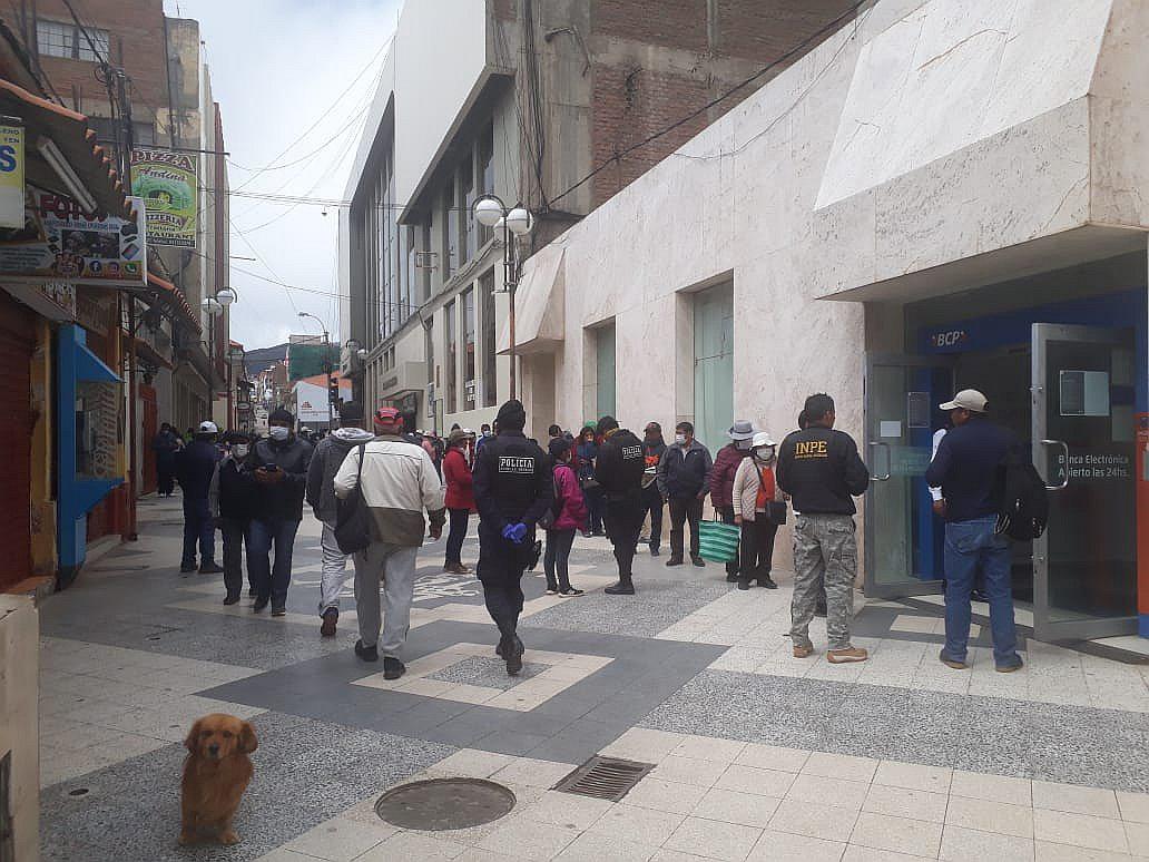 Puno: bono económico de S/380 generó desorden en exteriores de bancos