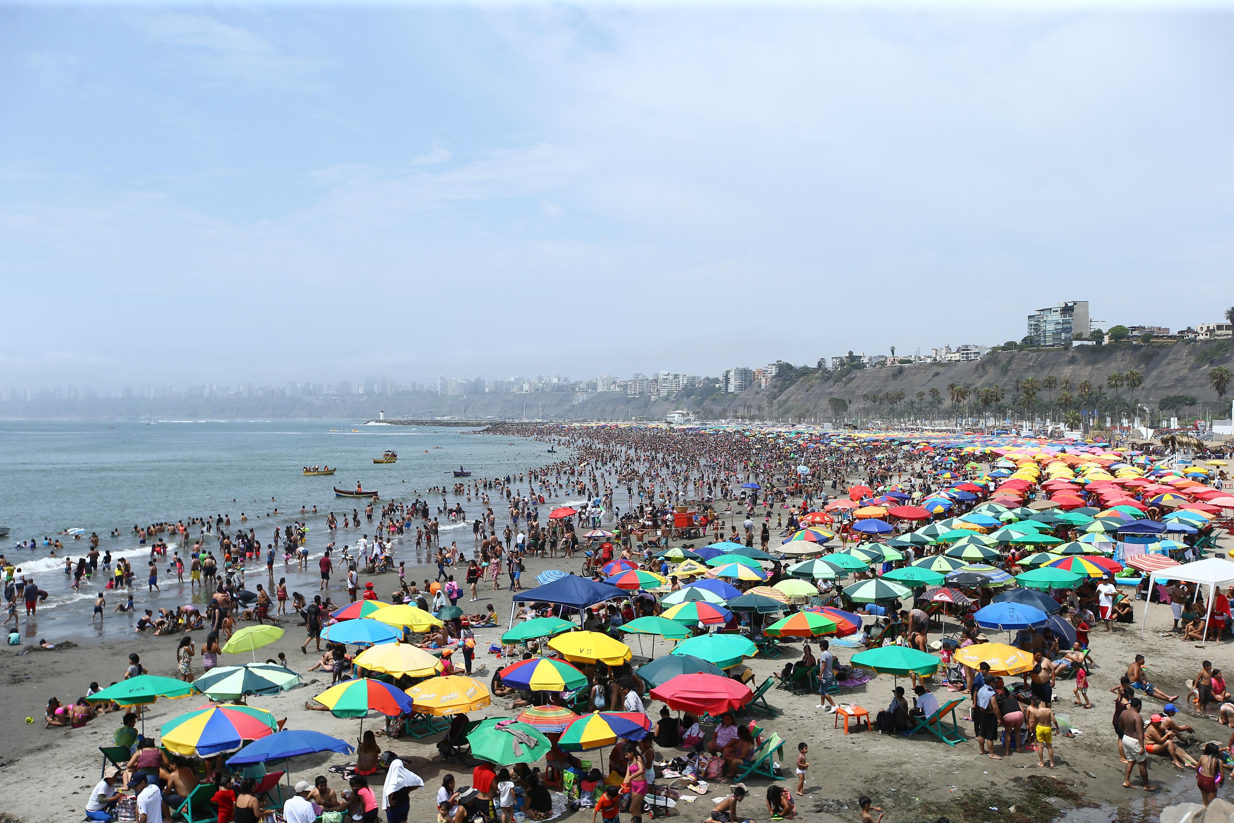 La Playa Agua Dulce es de las más visitadas por los veraneantes en Lima. 