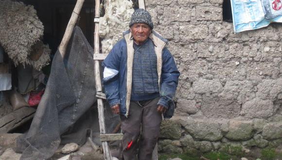 Huancavelica: Anciano llora al ver que otros ancianos cobran Pensión 65 y él no