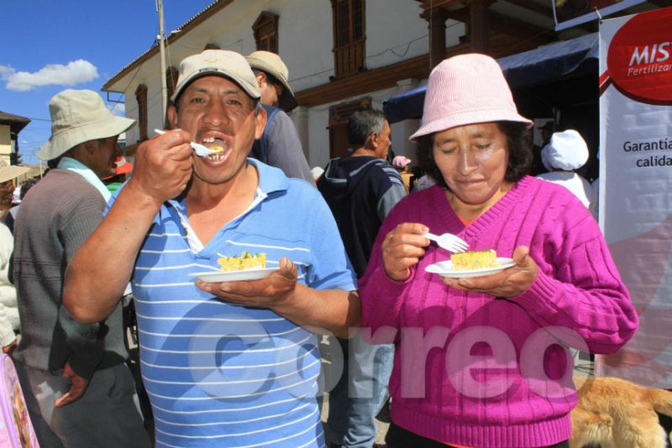 Usan 150 kilos de papa para preparar causa rellena más grande del mundo (FOTOS)