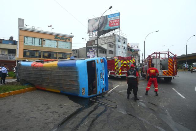 Ocho heridos deja accidente de coaster en la Av. Habich - Foto: Gonzalo Córdova