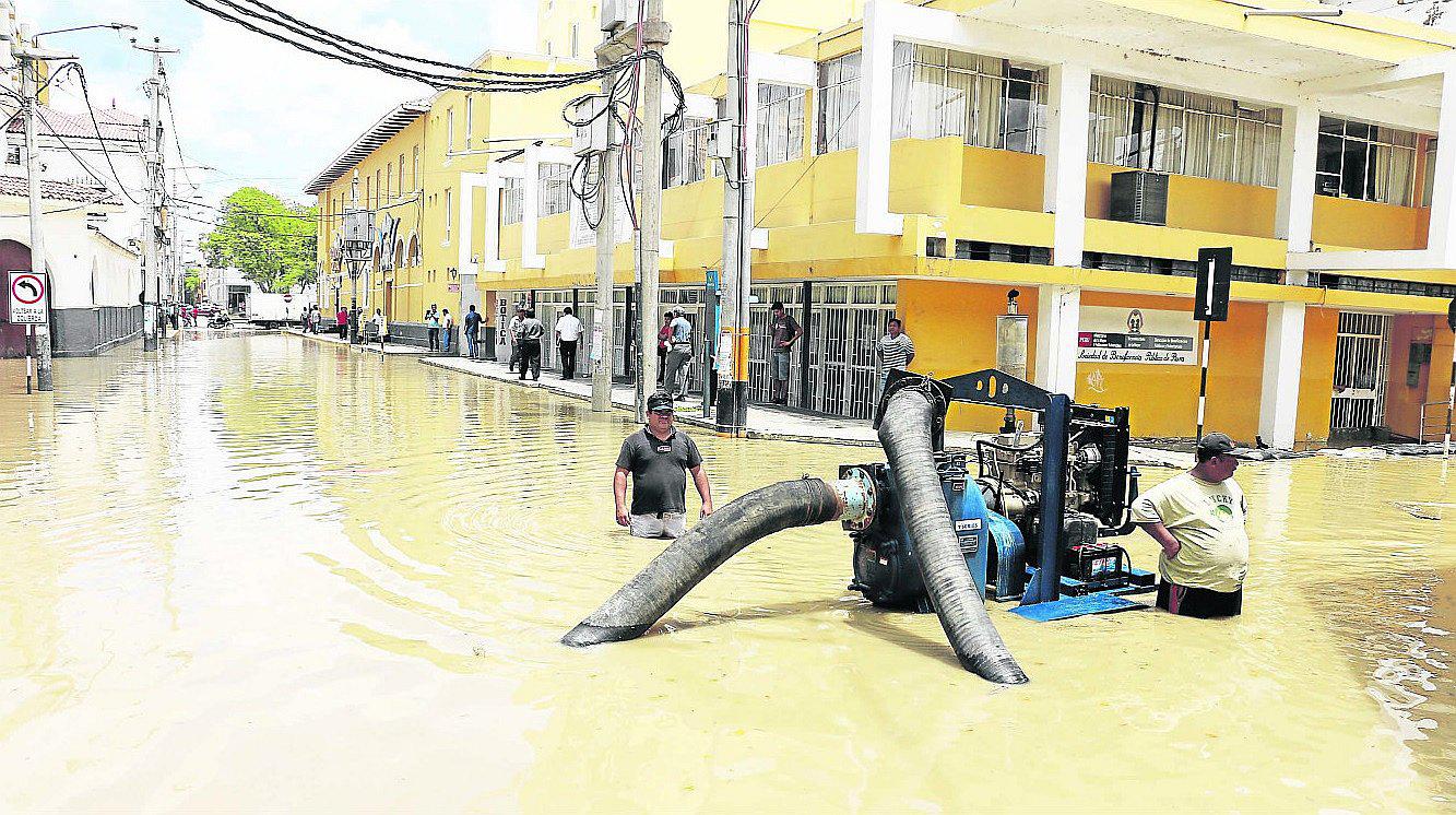 El río Piura penetra en la ciudad y causa inundaciones