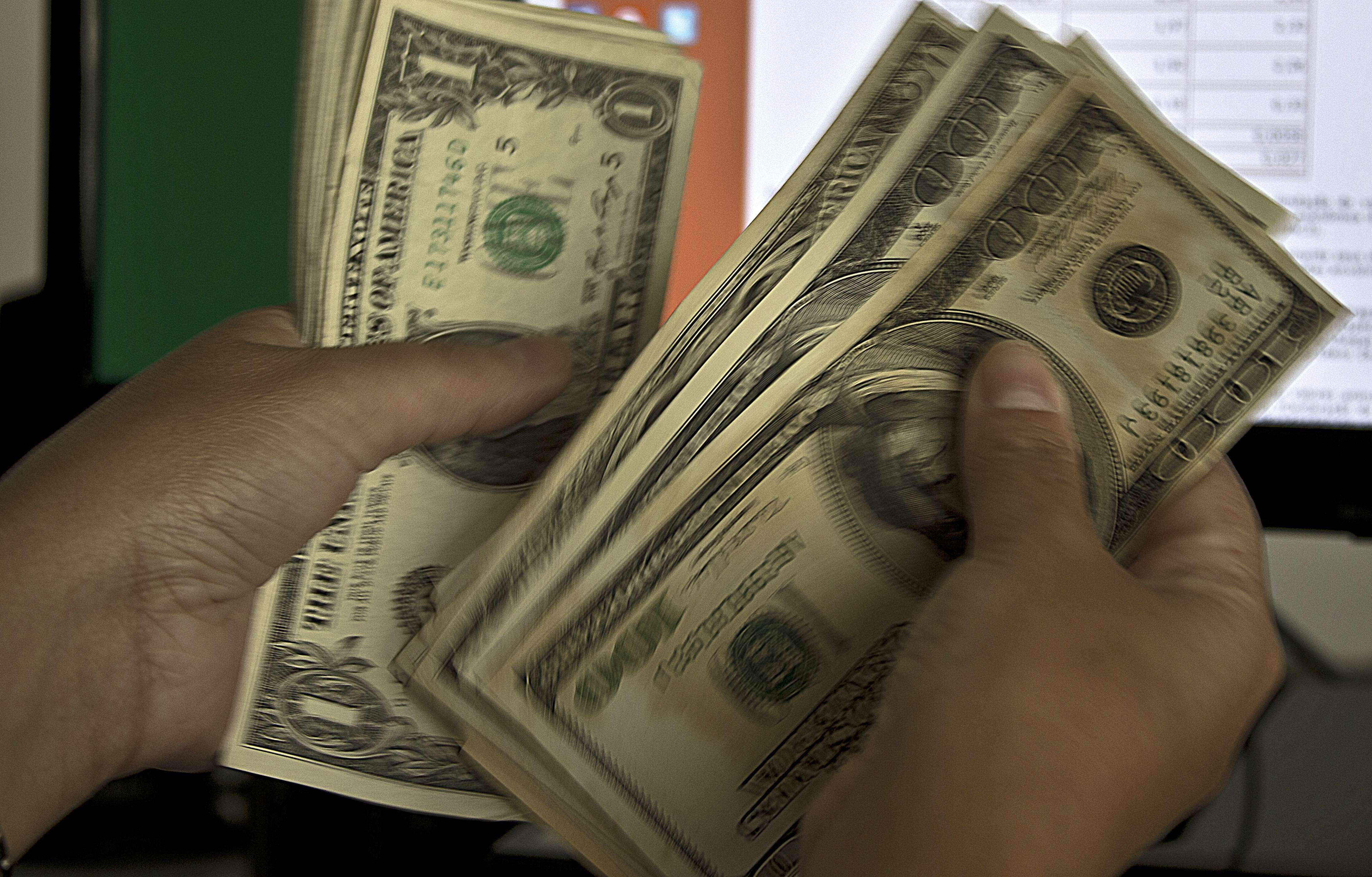 En el mercado paralelo o casas de cambio de Lima, el tipo de cambio se cotiza a S/ 3.415. (Foto: AFP)