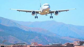 Mujer alumbra a bebé en pleno vuelo de Lima a Juliaca