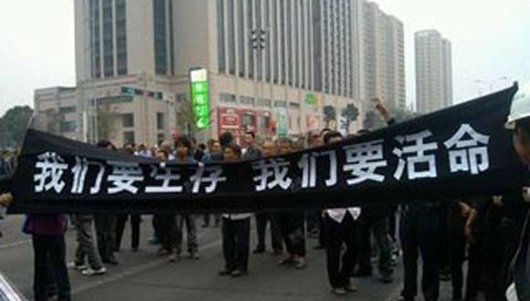 China: Cientos de personas protestan contra una planta petroquímica 